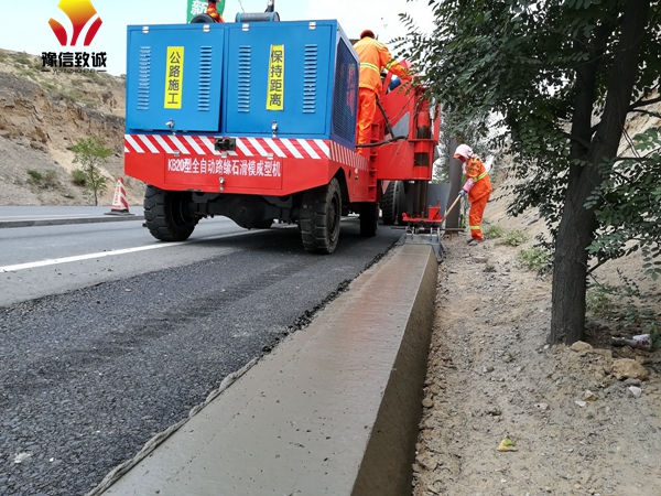 大型車載式滑模機(jī)